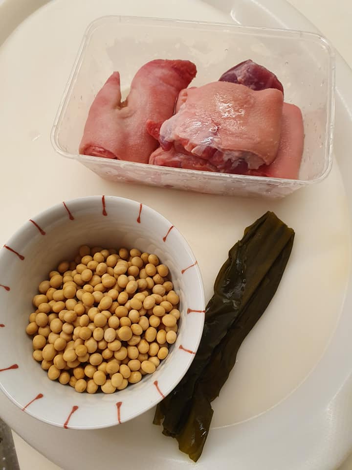 Ingredients for Pig Trotter Konbu Soyabean soup