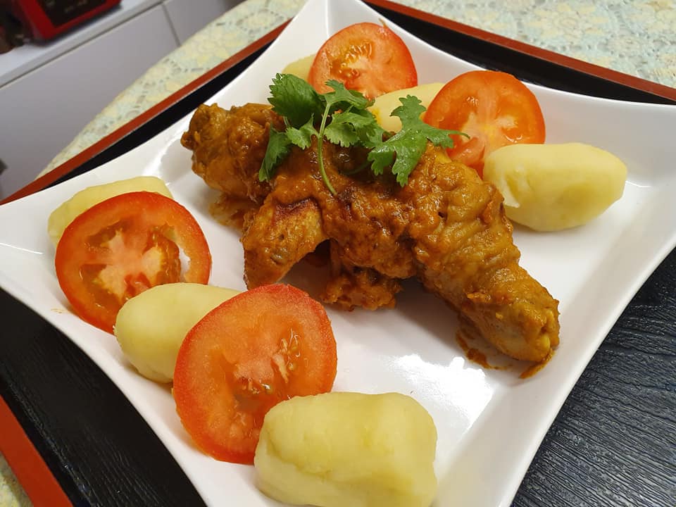 Onion & Tomato infused Curry Flavour Chicken