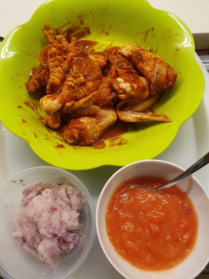 Ingredients for Onion & Tomato infused Curry Flavour Chicken