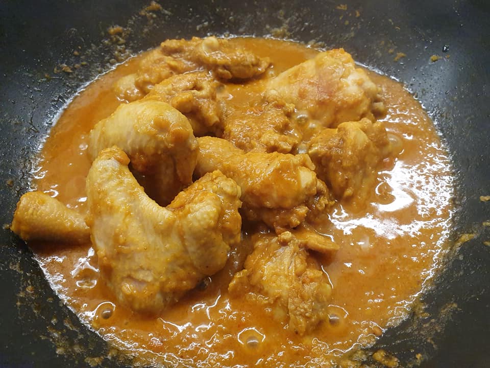 Onion & Tomato infused Curry Flavour Chicken