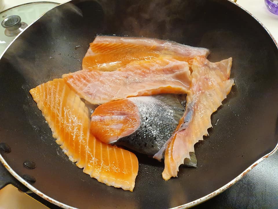 Pan frying Salmon Fish Tails 