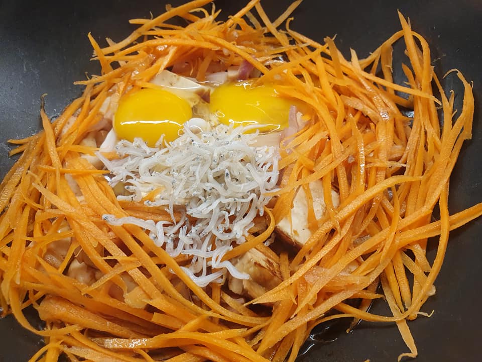 Cooking my EHLH meal of TauKwa, Onion & Grated Carrot