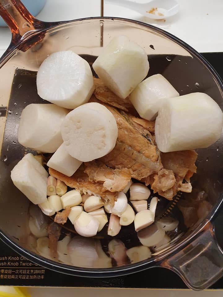 Cooking Stewed Daikon with Salmon Trimmings & Garlic,