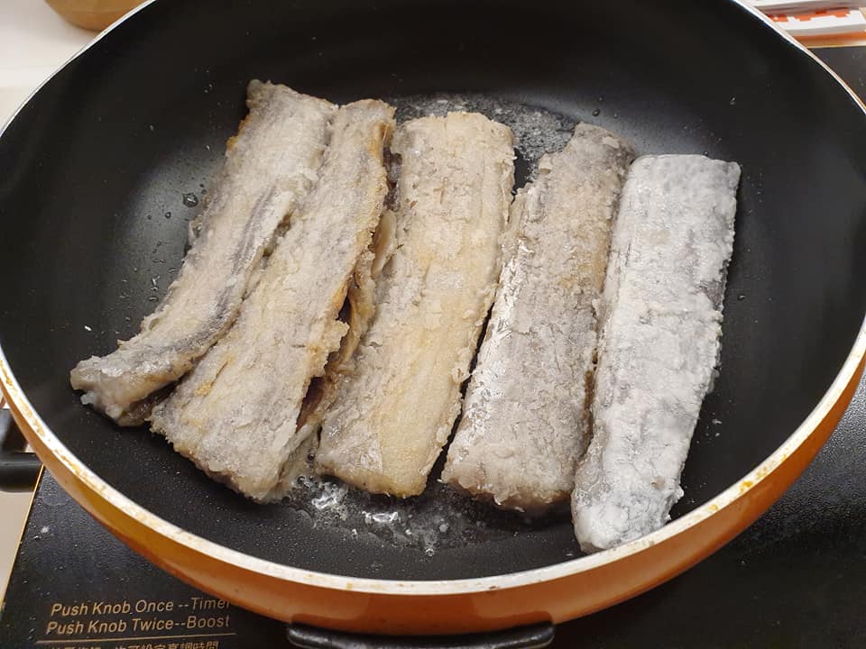 Pan frying Ribbon Fish
