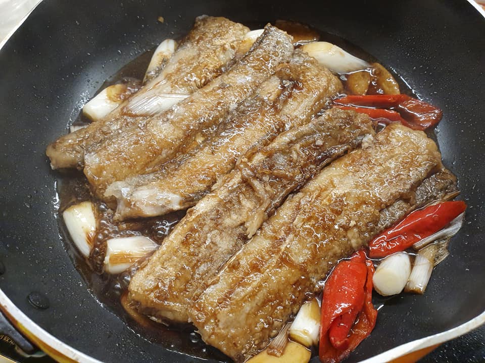 Cooking Jiang Shao Dai Yu (Sauce Braised Ribbon Fish)