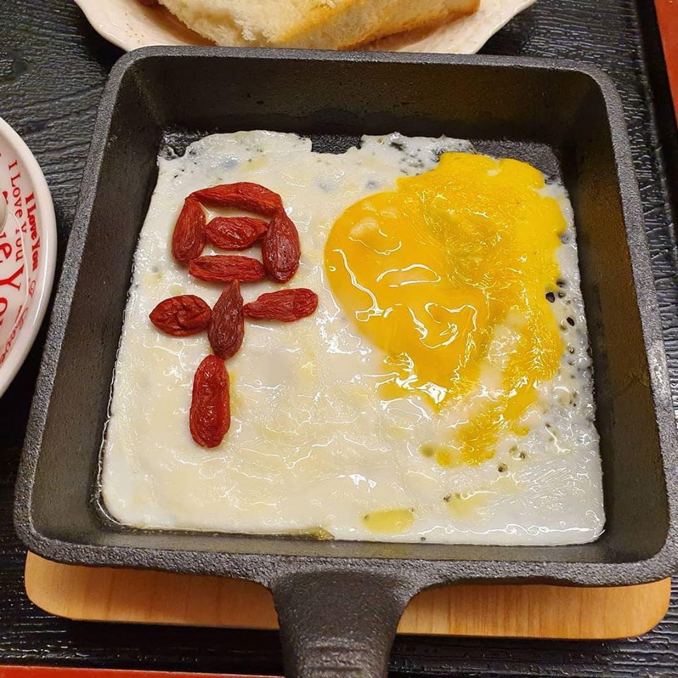 Fried Egg with Goji Berries