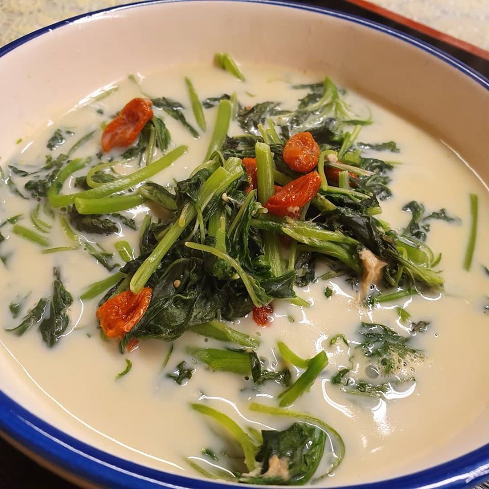 Hot Soup made with Soymilk, baby Spinach and Goji Berries