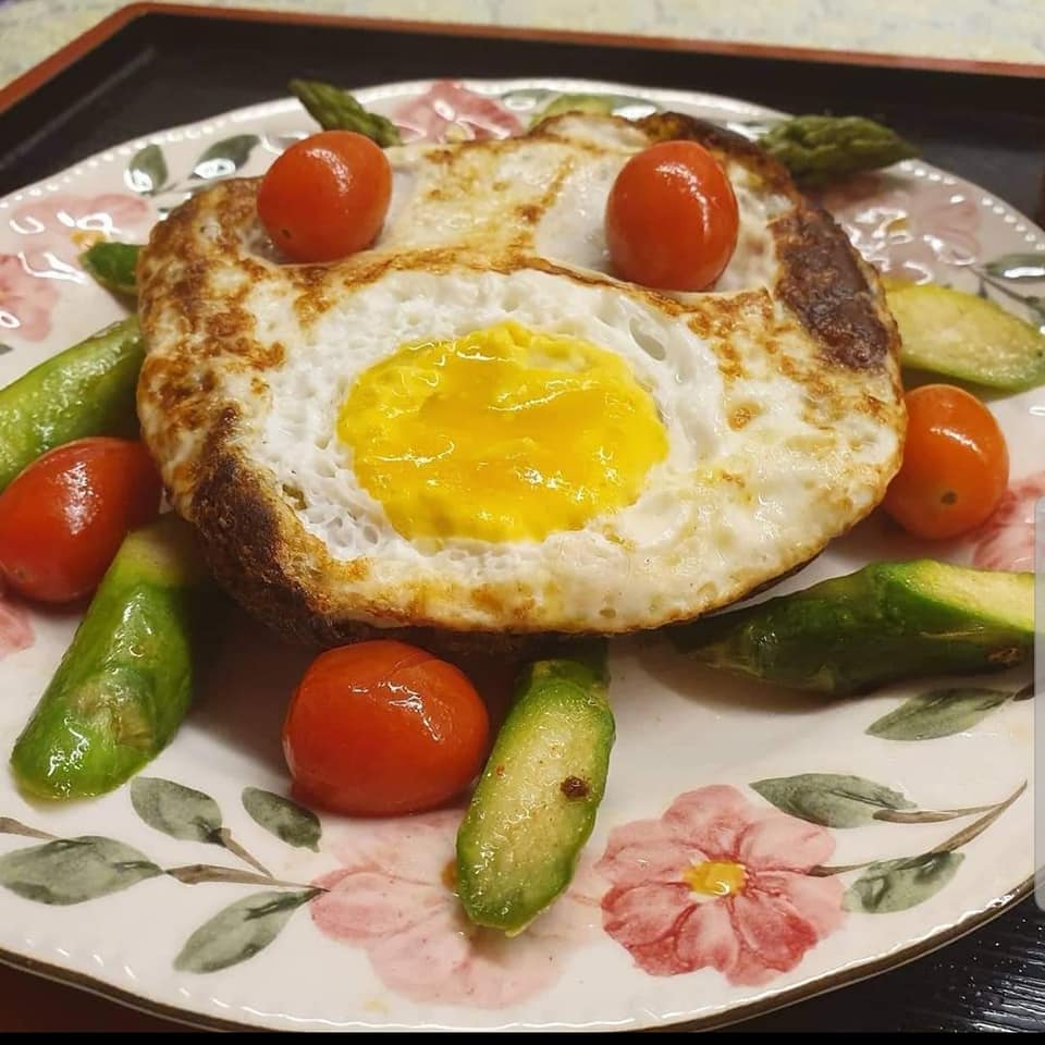 Fried Egg with self baked mushroom bread on bed of Asparagus & Cherry Tomatoes.