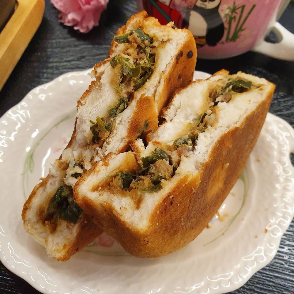 Chinese pastry with Chives and Minced Pork Filling 韭菜猪肉馅饼