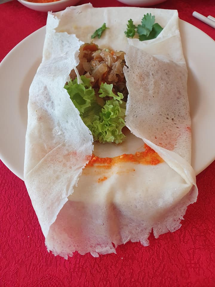 Fold in the popiah skin from the side and than roll up from the bottom