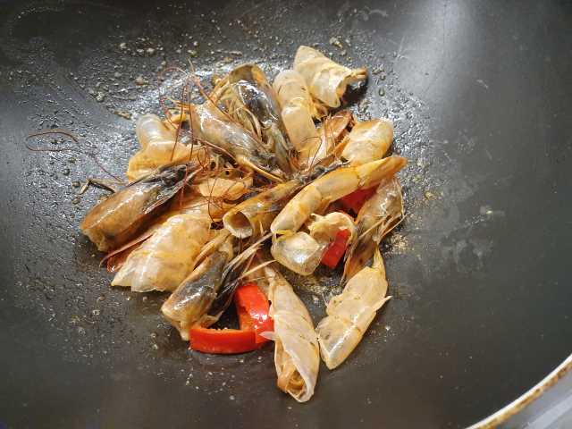Using Prawn Head and shells to flavour the pan
