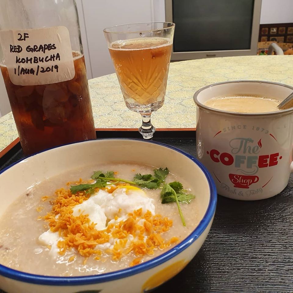 My breakfast set: Oatmeal with poached egg, sprinkled with Salmon Flakes and Corriander,
a glass of self made Red Grapes Kombucha and a cup of Nescafe Gao Sie Dai