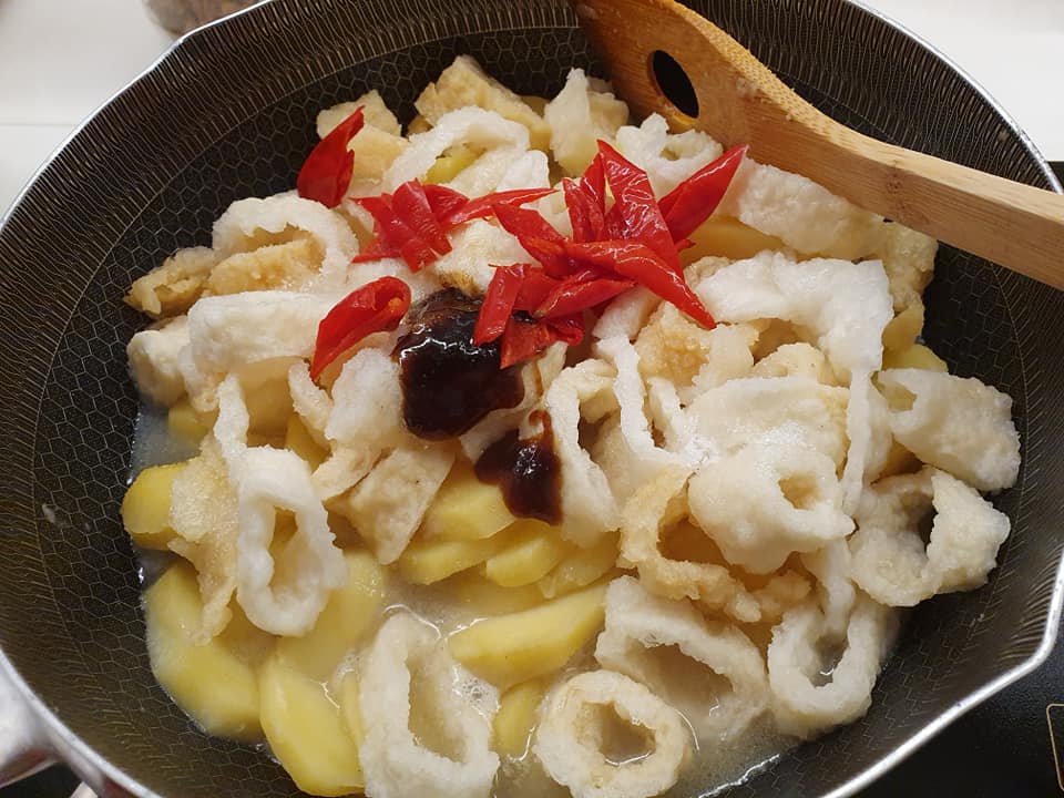 Cooking Fish Maw, Potatoes & Sweet Peas in Oyster Sauce