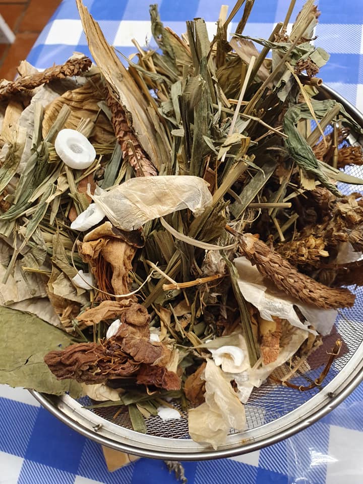 Boiling Chinese Mixed Herbs to make a drink